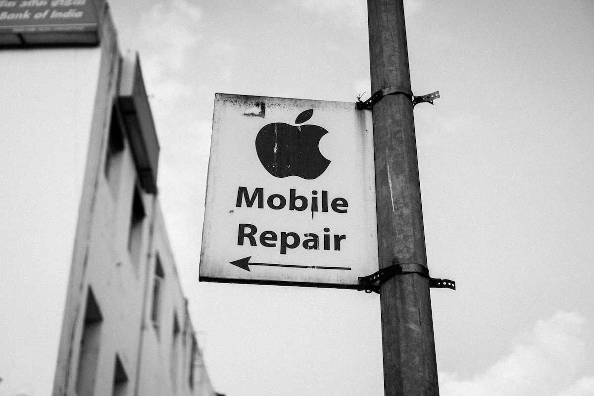 Apple Reparatur Schild an der Straße